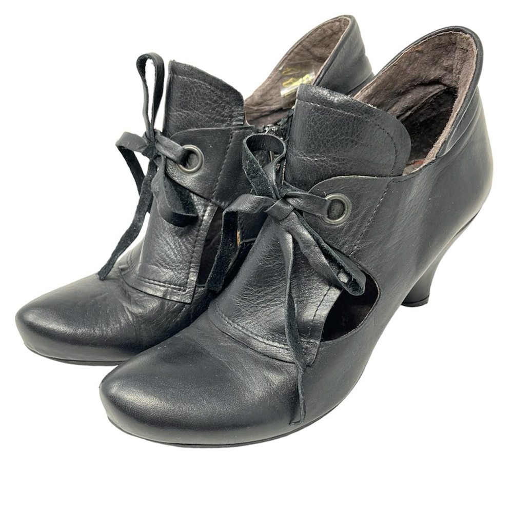 Chocolate heeled pump bootie with cut-outs col: blackEU39